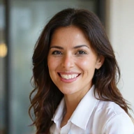 Retrato profesional de la Dra. Elena García, una nutricionista sonriente.