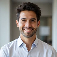 Retrato profesional del Dr. Javier López, un nutricionista sonriente.